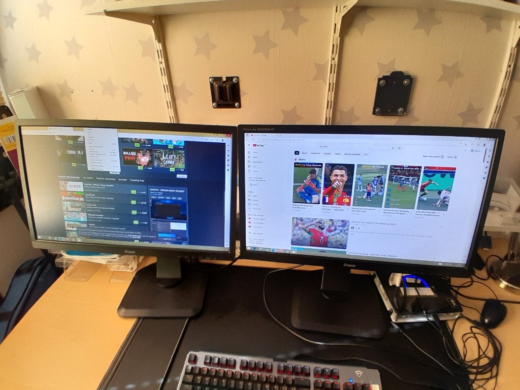 Bureau met 2 monitoren en verlichte toetsenbord aangeboden, Ophalen, 160 cm, Gebruikt, Hout