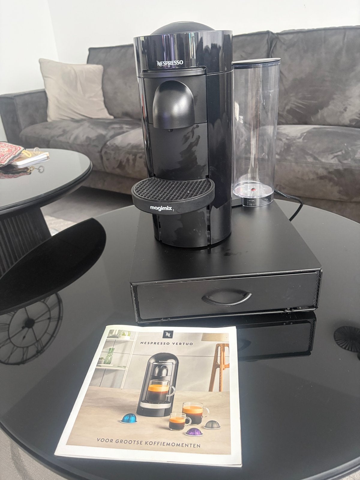 Nespresso Vertuo koffiezetapparaat met koffiecupshouder, Koffiemachine, Ophalen of Verzenden, Zo goed als nieuw, 1 kopje