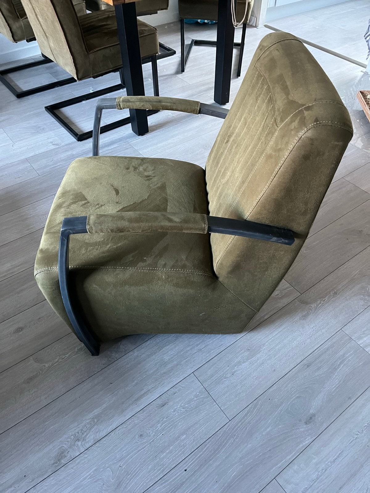 Comfortabele fauteuil in olijfgroen leer met metalen frame, Ophalen, Overige kleuren, Leer, Zo goed als nieuw