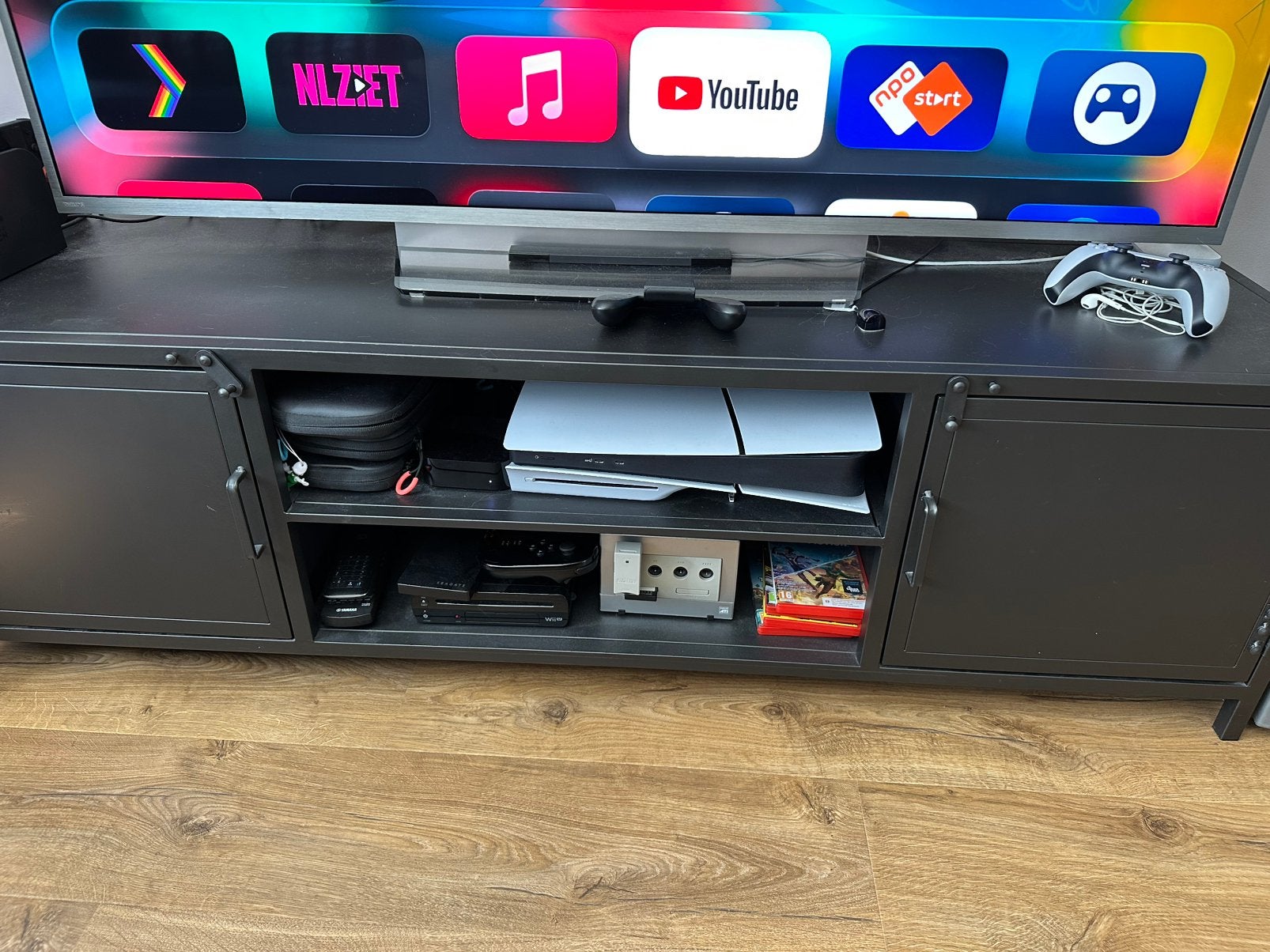Kwantum Castello zwart metalen  tv meubel kast, Ophalen, Met deur(en), 100 tot 150 cm, Zo goed als nieuw
