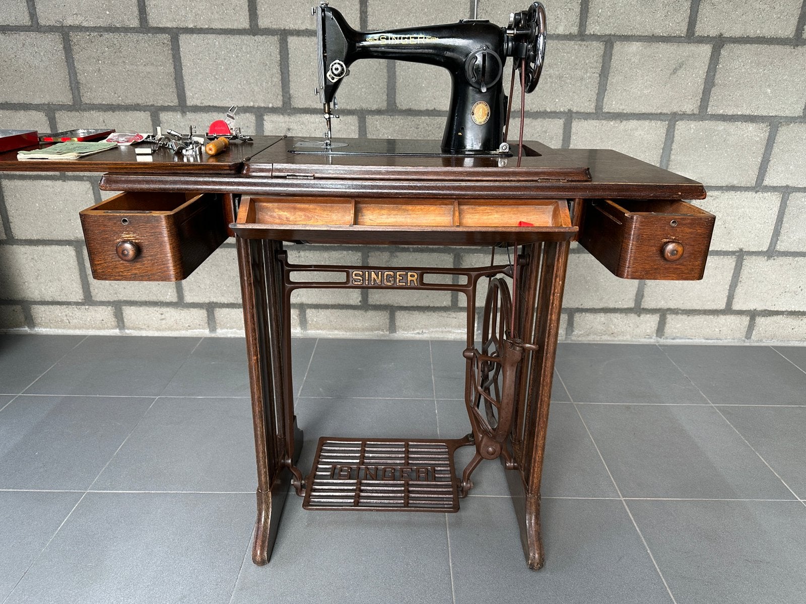 Singer 201K Trapnaaimachine Jubileum 1951 - boekje - extra’s, Antiek en Kunst, Ophalen