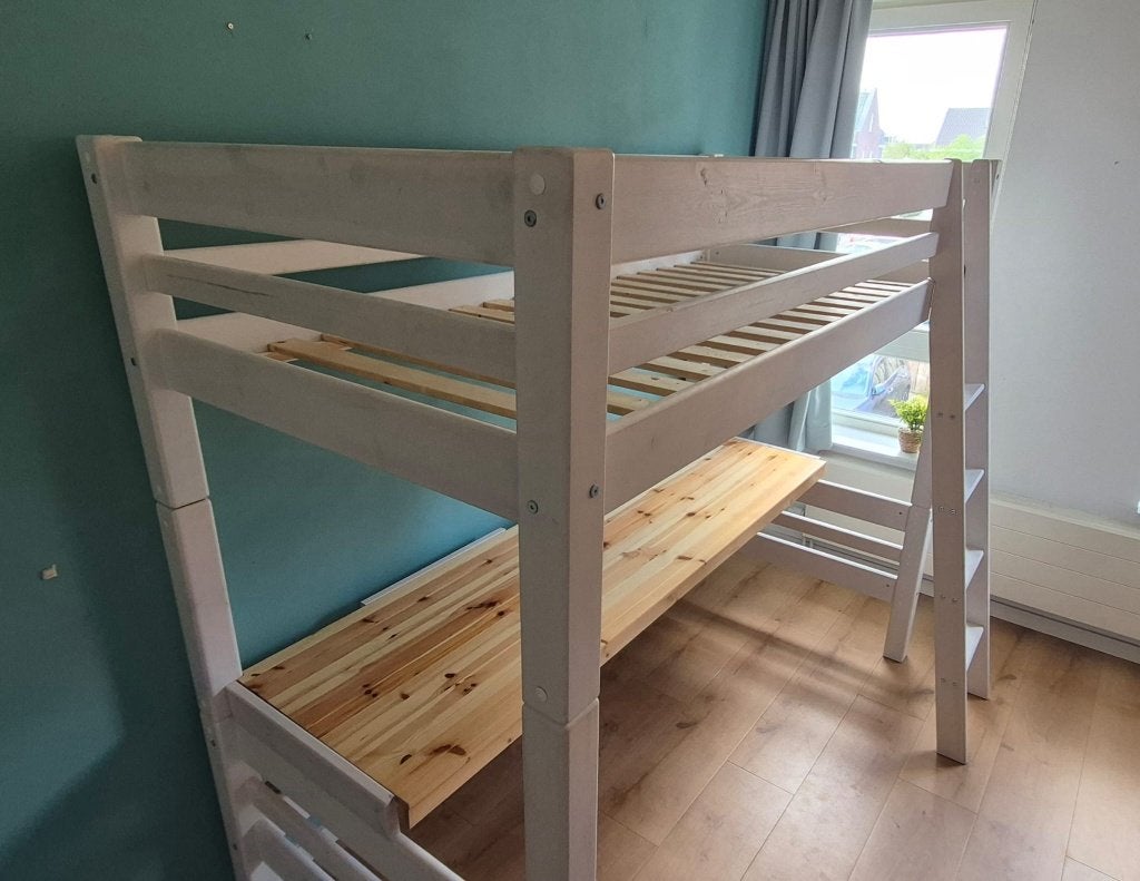 Mooie hoogslaper met bureau (90 x 200 cm)