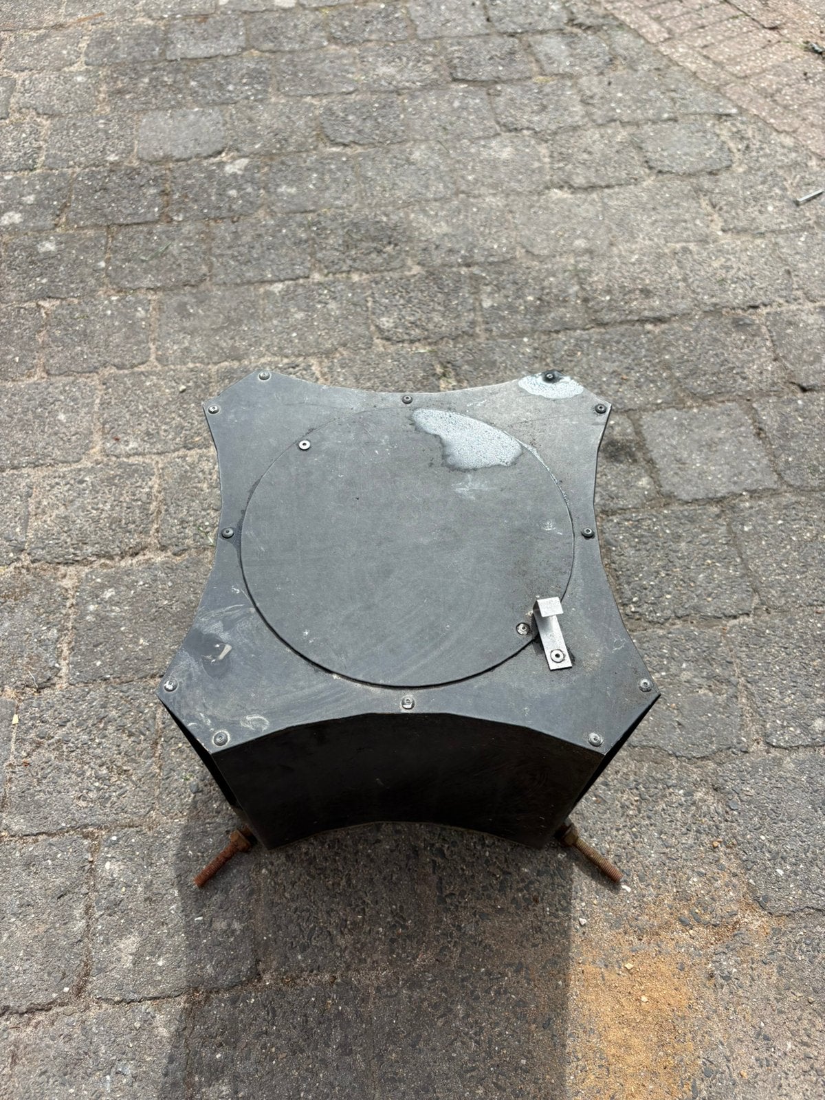 Universele zwarte schoorsteenkap, Ophalen