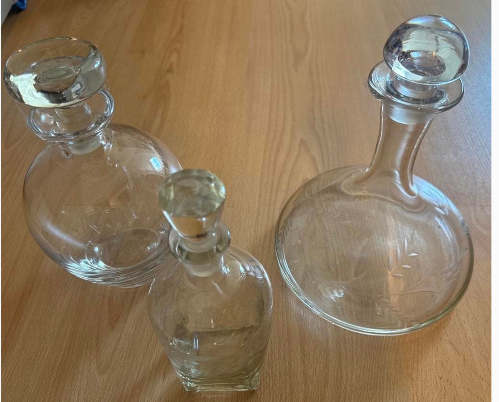 3 Glazen Karaffen, waarvan 1 Decanteerkaraf met Slijpsel, Ophalen