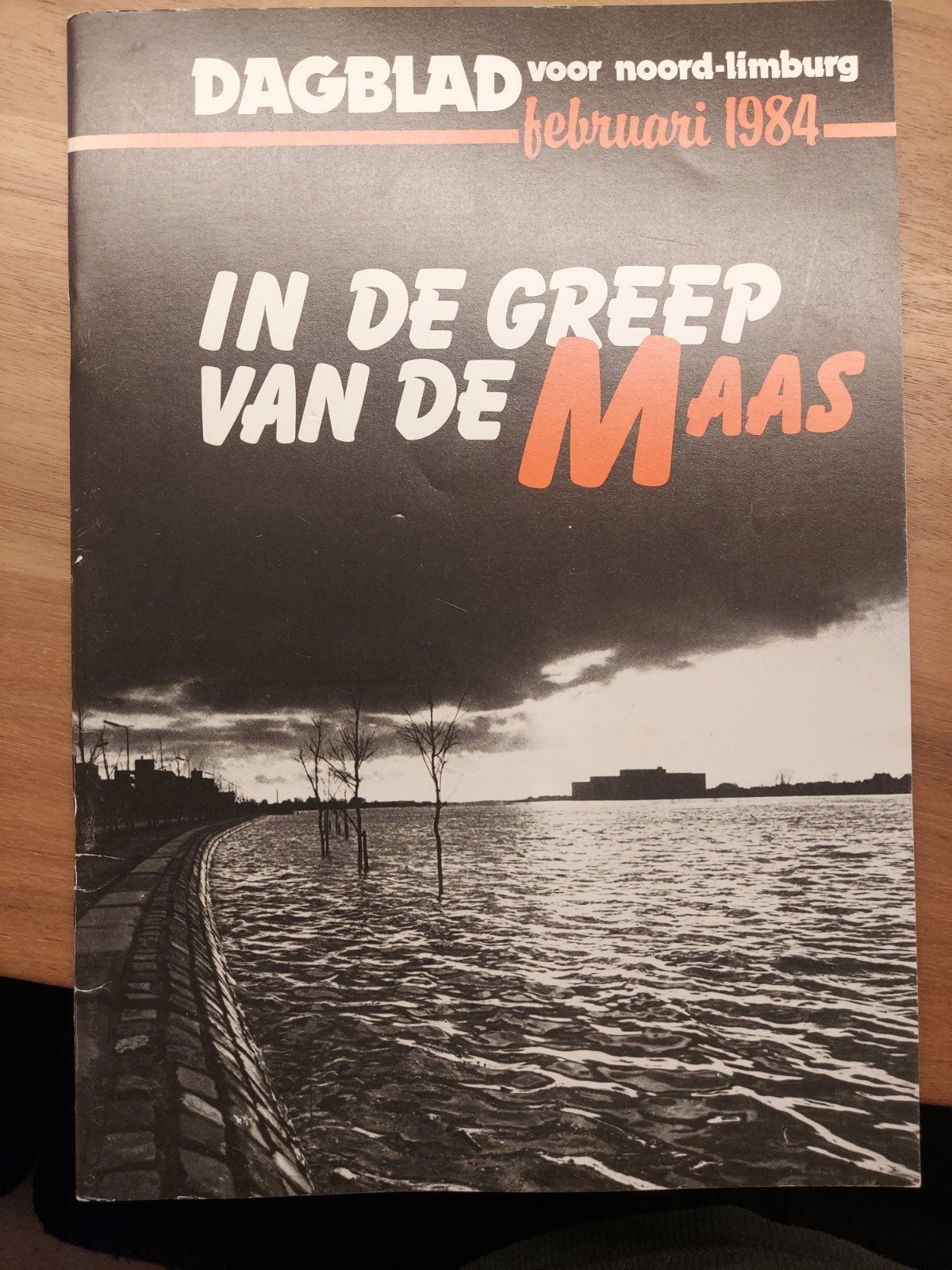Dagblad voor Noord-Limburg - In de Greep van de Maas, Ophalen of Verzenden, Nieuw, Glossy