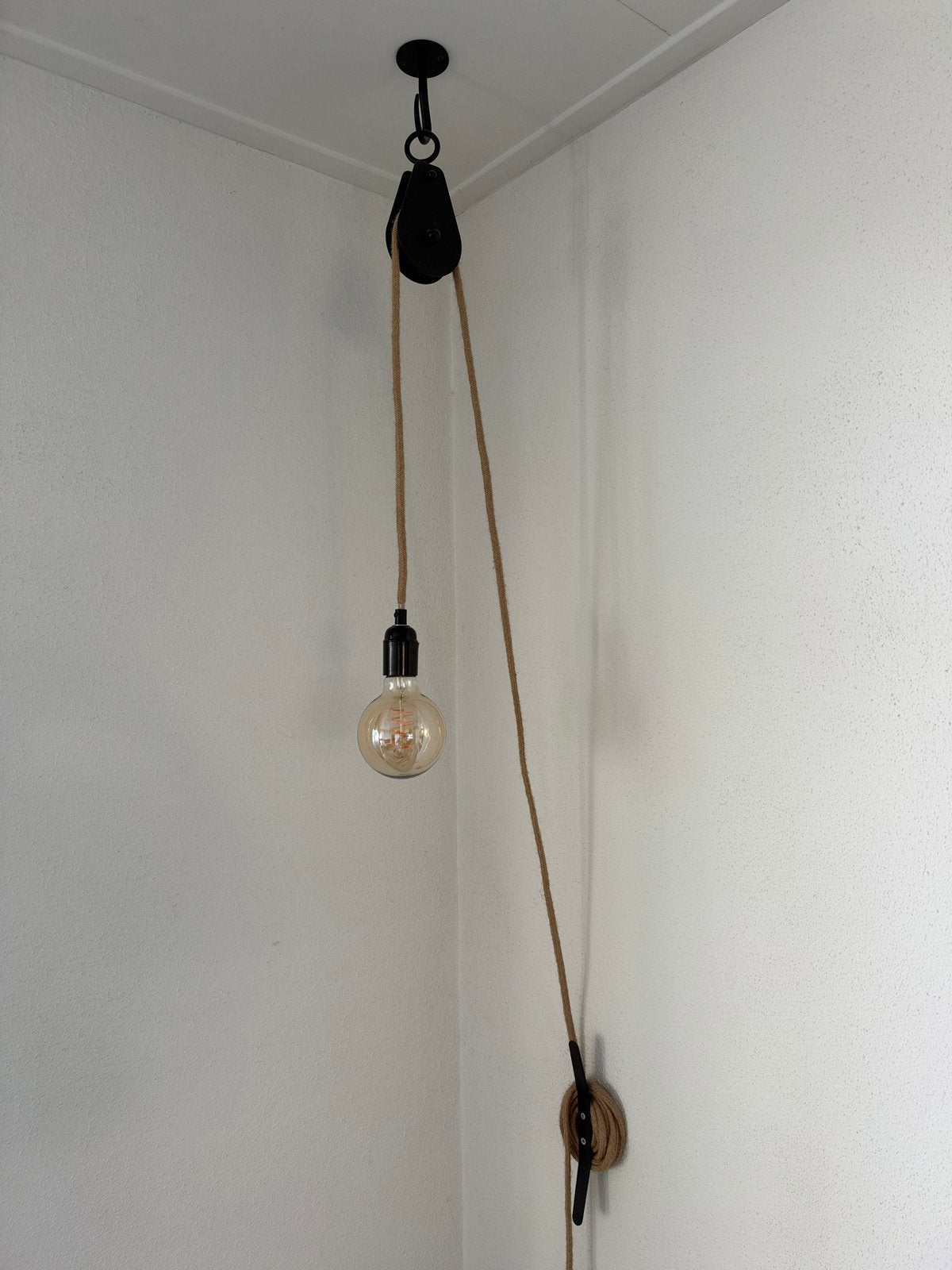 Industriële plafond/hanglamp met katrol en touw, Huis en Inrichting, Ophalen, Gebruikt, E27 (groot)