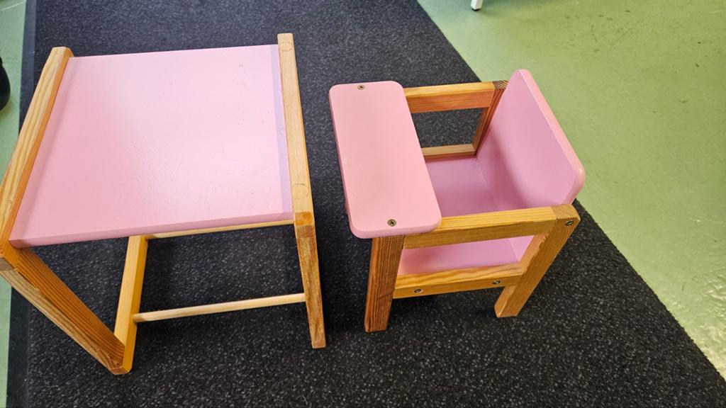 Roze kinderbureau met stoel - ideaal voor kleine prinsessen, Ophalen, Gebruikt