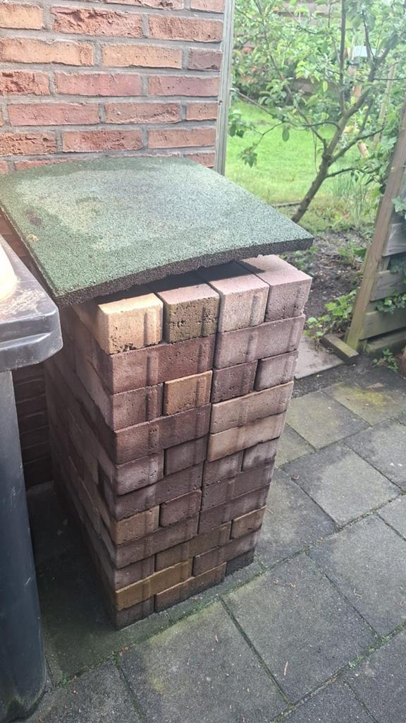 GRATIS!! 80 klinkers, 2 pallets , 3 houten kisten, Ophalen, Gebruikt, Beton, Klinkers