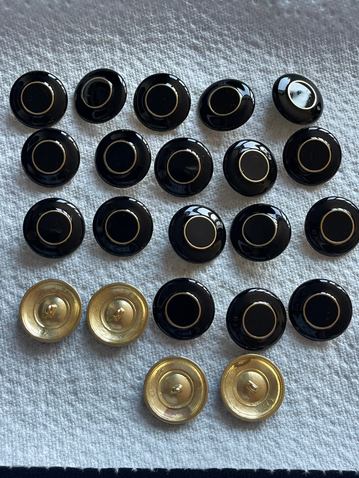Grote knopen 28 mm zwart + gouden ring vintage nieuw 22 st., Ophalen of Verzenden, Zo goed als nieuw, Knoop of Knopen