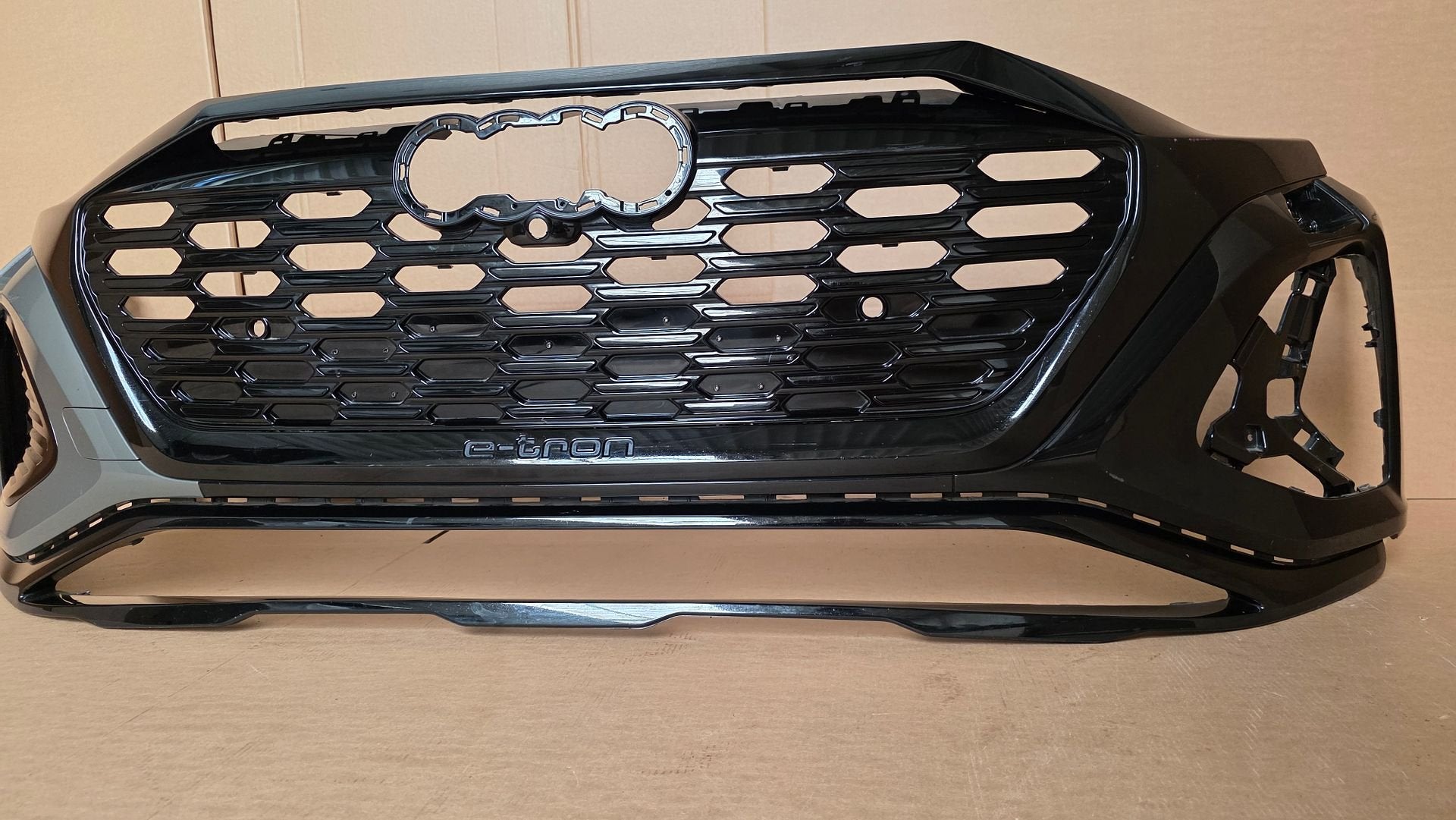 Voorbumper Audi Q8 S-line 4KE SQ8 E-TRON 6xPDC ETRON BUMPER, Gebruikt, -, Voor, Bumper