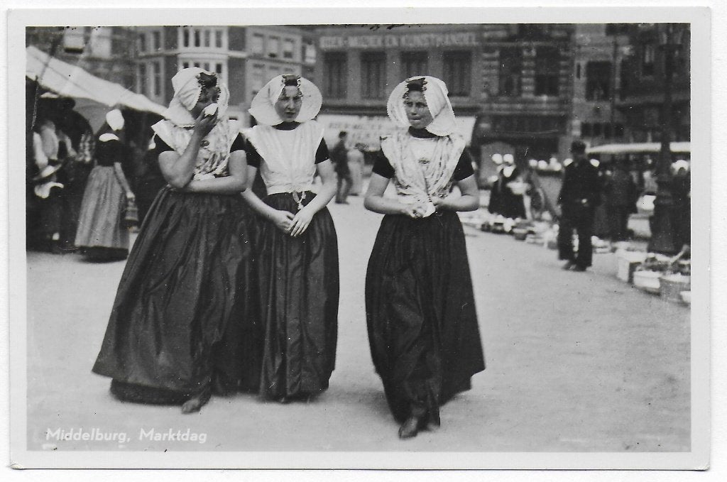 Middelburg Klederdracht Marktdag Oude Ansichtkaart ( B4111, Ophalen of Verzenden, 1960 tot 1980, Ongelopen, Zeeland
