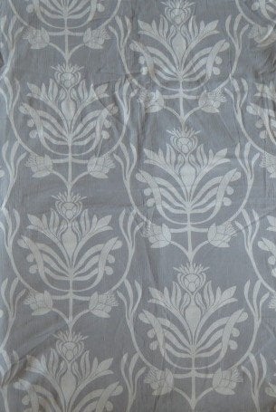 Vintage lap stof lichtgrijs met witte bloemmotieven, Gebruikt, Ophalen of Verzenden, 30 tot 120 cm, Katoen