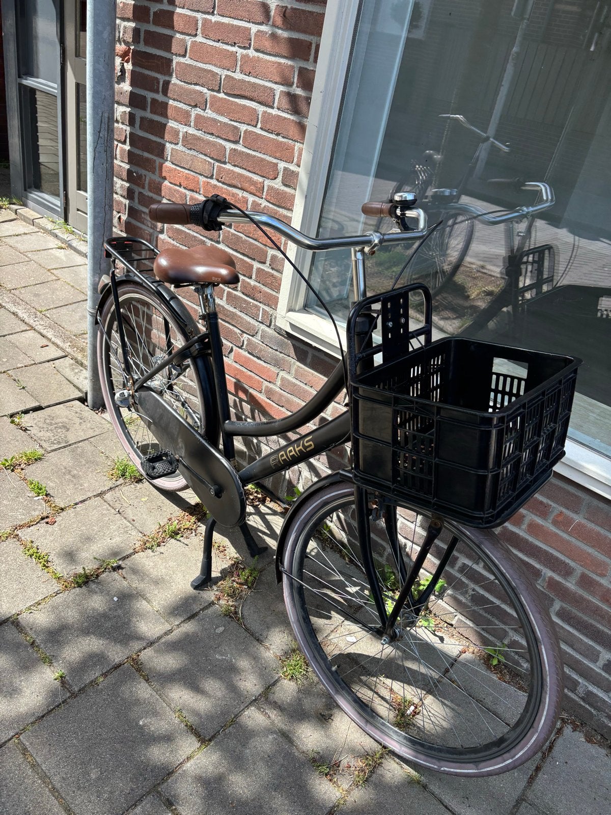 Raaks fiets 28 inch met lage instap en krat, zwart, Fietsen en Brommers, Fietsen | Dames | Damesfietsen, 50 tot 53 cm, Trommelrem