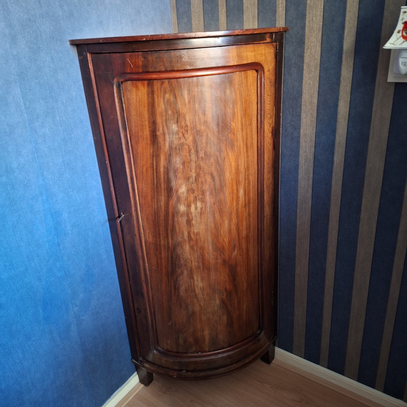 Hoekkast Mahonie, met gebogen deur (Bolfront), Ophalen
