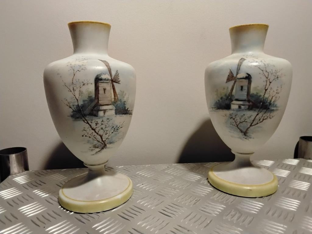 ANTIEKE OPALINE VAZEN MET LINKS/RECHTS MOLENMOTIEF 1930, Antiek en Kunst, Antiek | Vazen, Ophalen of Verzenden