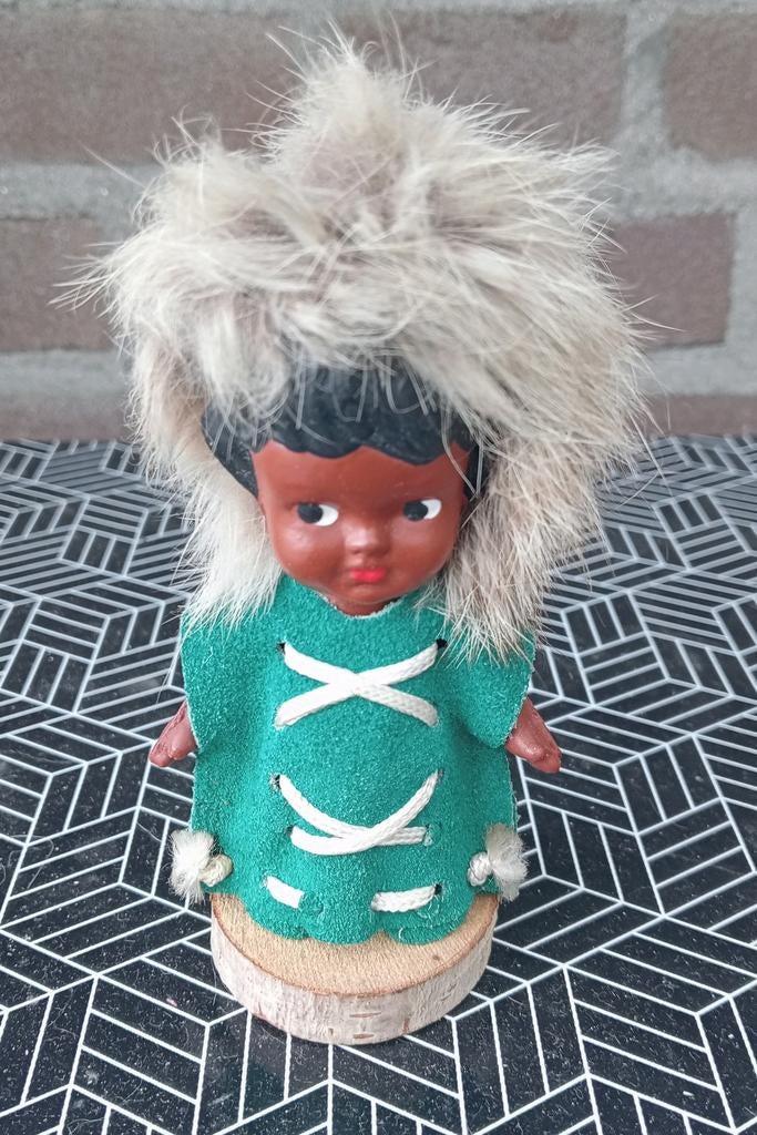 Vintage Eskimo popje met bontkraag 11cm, Ophalen, Gebruikt, Pop