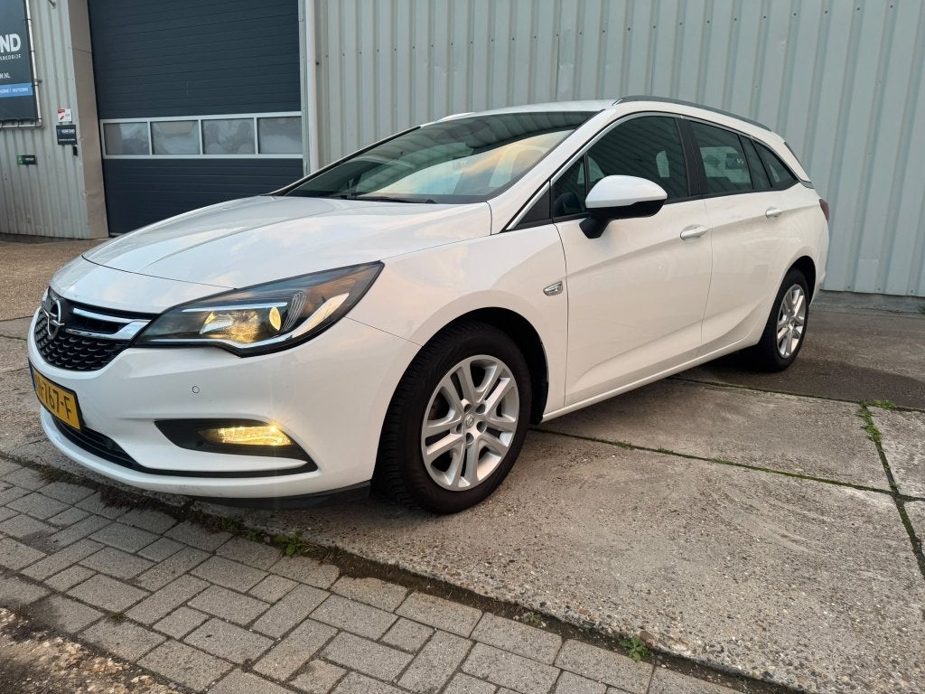 Foto 3 van Opel Astra 1.0 Turbo  Sports Tourer 2017 Wit Airco| trekhaak