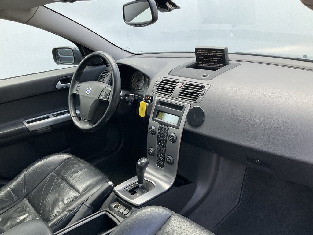 Volvo S40 2.4 5-Cil Automaat Cruise Leer Clima Trekhaak NL-A, Auto's, Volvo, Gebruikt, 700 kg, Parkeersensor, 2435 cc
