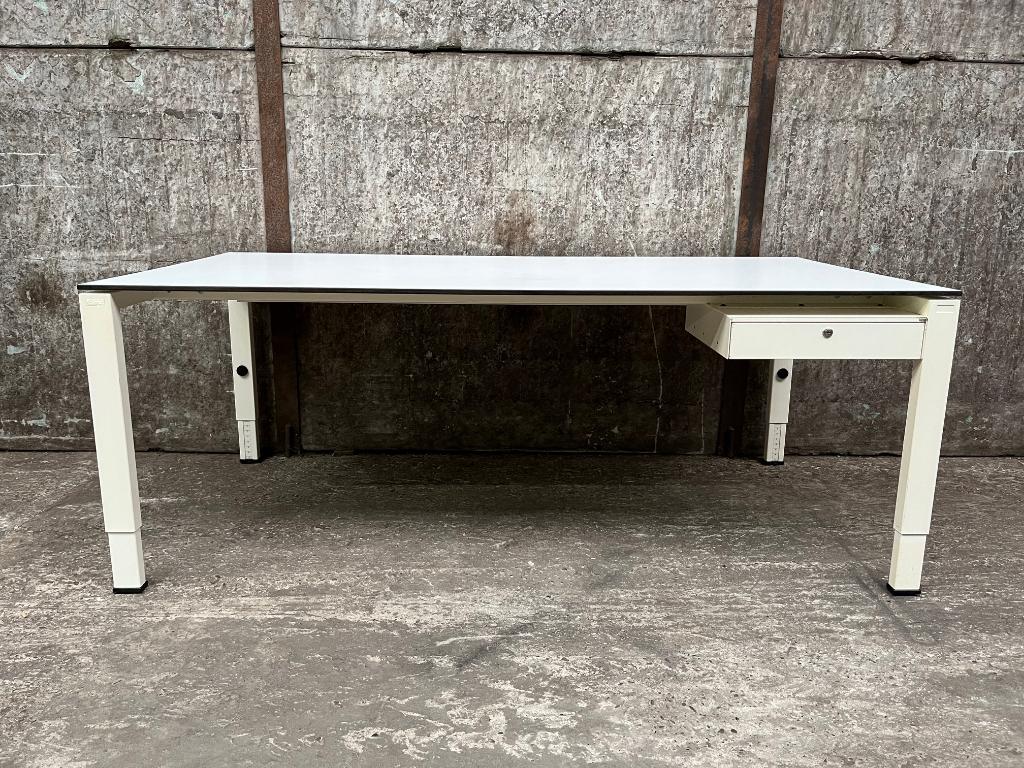 Gispen IC bureau 200x100cm+lade onder bureaublad + kabelgoot, Ophalen of Verzenden, In hoogte verstelbaar, Gebruikt, Gispen