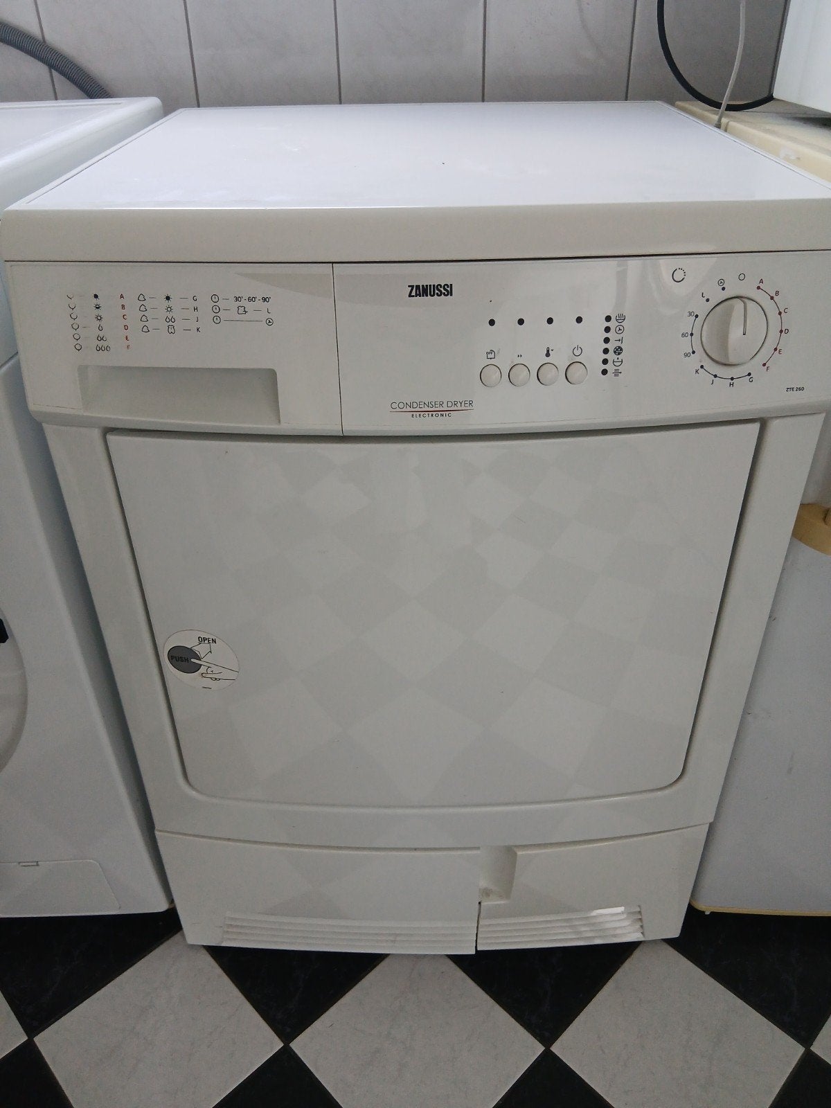 Zanussi ZTE260 Condensdroger - Betrouwbaar en Efficiënt, Ophalen, 6 tot 8 kg, Gebruikt, Voorlader