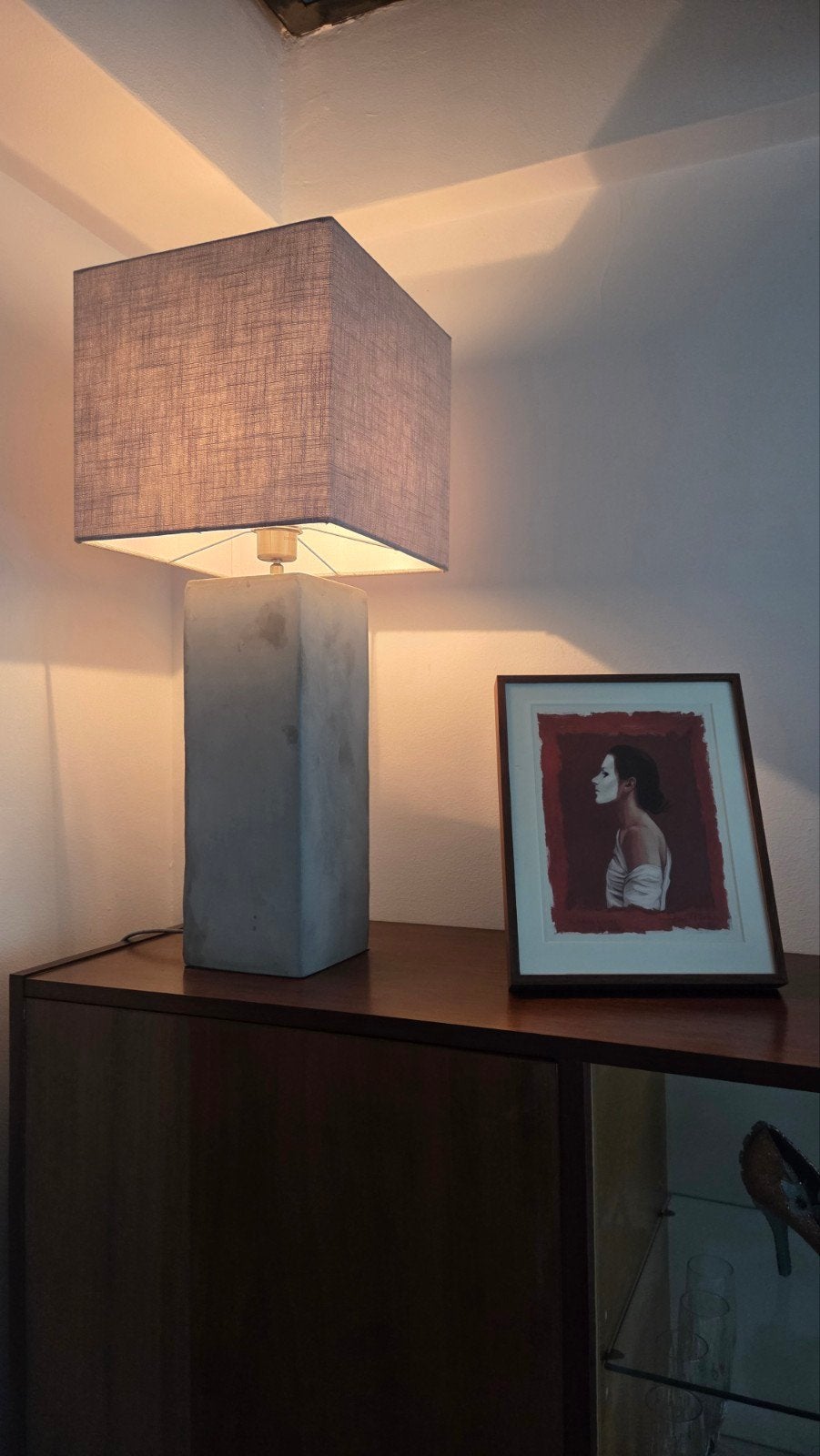 Moderne tafellamp met betonlook voet en stoffen kap, Huis en Inrichting, Gebruikt, Met kap, Ophalen of Verzenden, Sfeerlamp