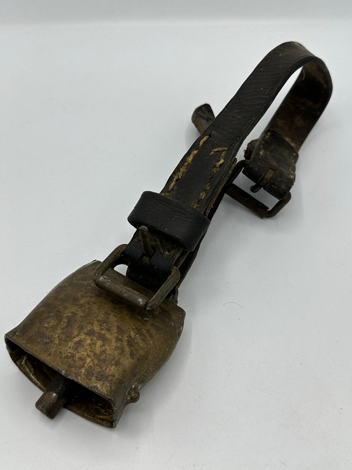 Antieke bronzen koebel met lederen riem, Antiek en Kunst, Ophalen of Verzenden