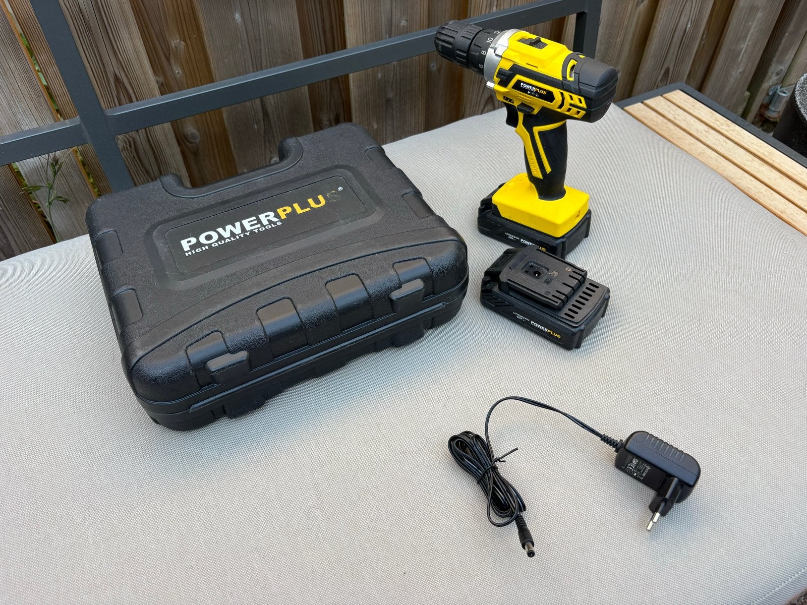 Powerplus Accuboormachine met 2 accu's en uitgebreide set, Gebruikt, Variabele snelheid, Ophalen of Verzenden, Boor- en Schroefmachine