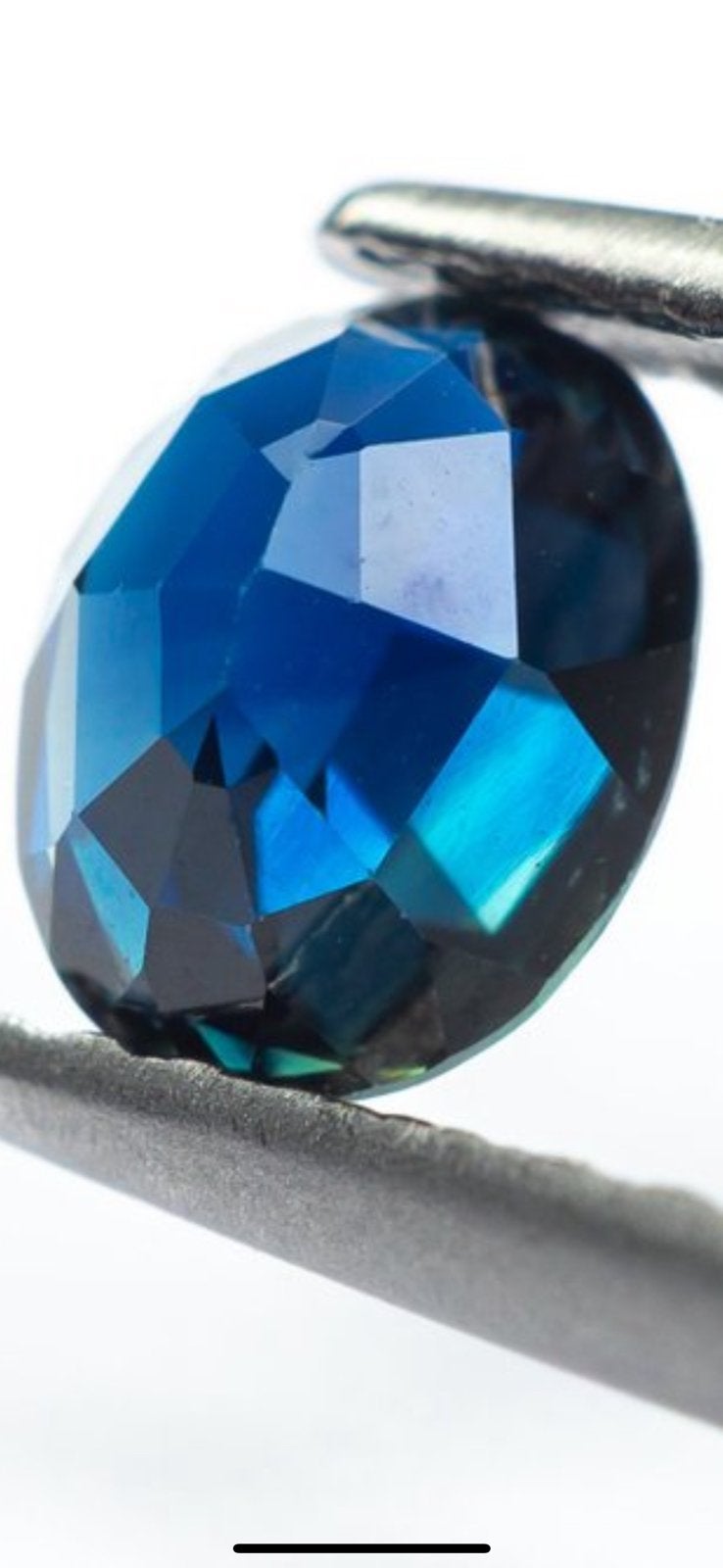 Saffier diep blauw natuurlijk 0,7 karaat., Sieraden, Tassen en Uiterlijk, Edelstenen, Ophalen, Nieuw
