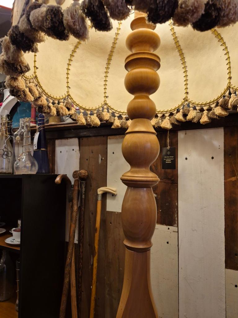 Vintage staande lamp met kwastjes en houten voet, Antiek en Kunst, Ophalen