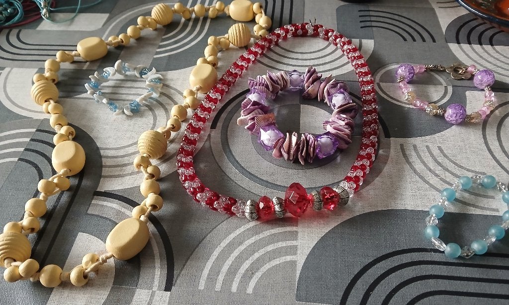 2 kralen kettingen en 3 armbandjes 1 schelpen armbandje, Ophalen of Verzenden, Zo goed als nieuw, Overige typen