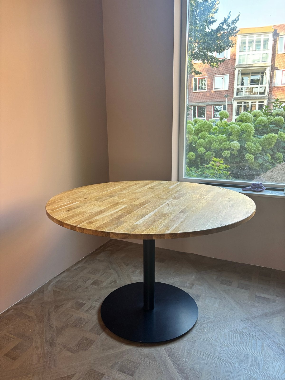 WOOOD ronde eettafel met eiken blad en zwarte poot, Huis en Inrichting, Tafels | Eettafels, Ophalen, 100 tot 150 cm, Zo goed als nieuw