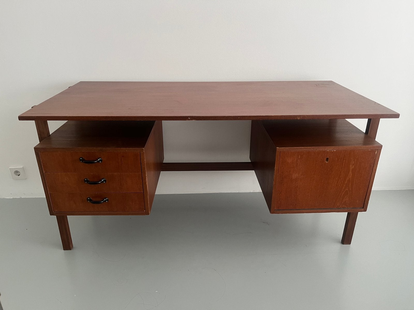 1960 Danish “floating top” desk, Ophalen of Verzenden, Zo goed als nieuw