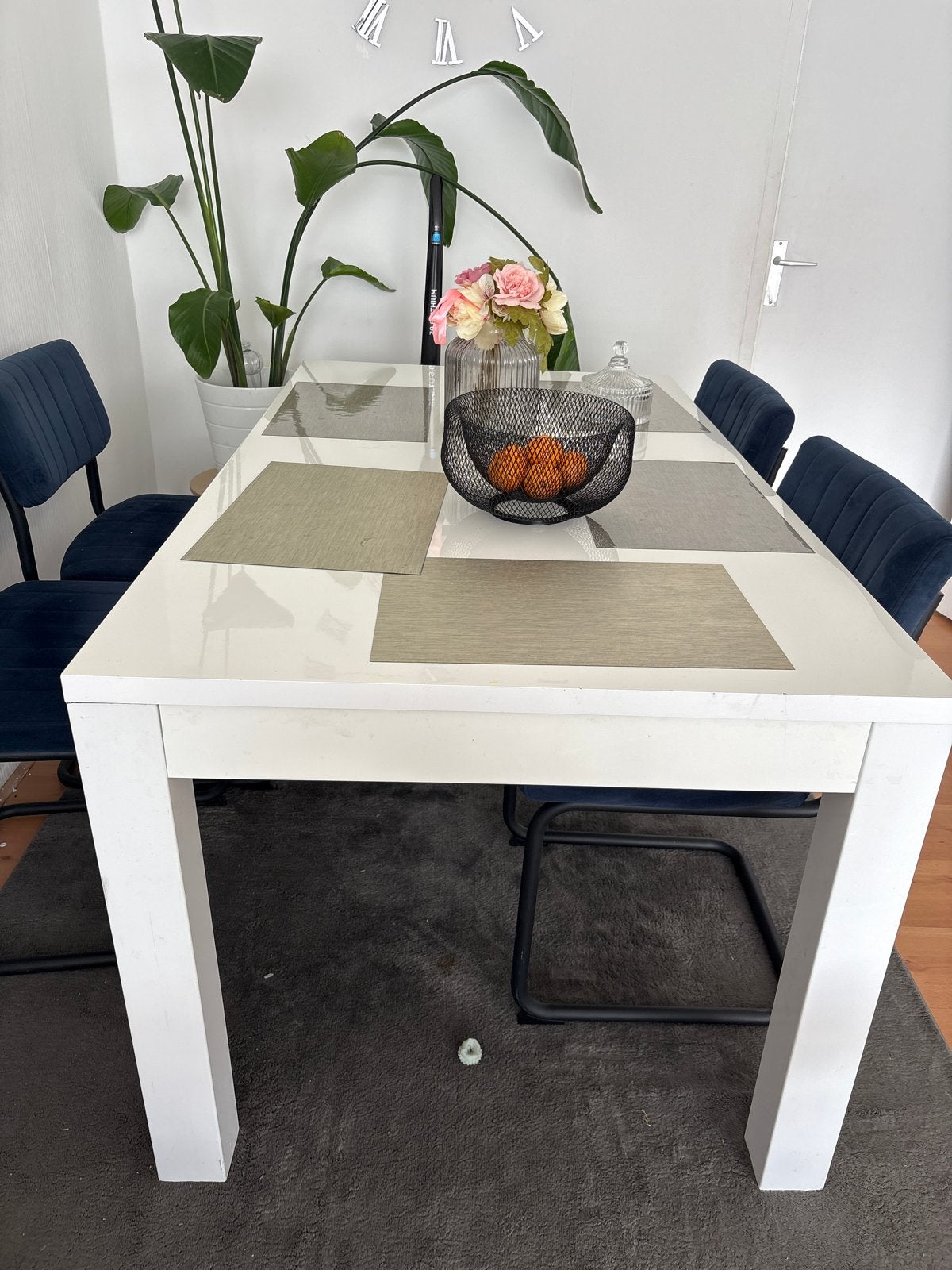 Witte eettafel met stolen, Overige materialen, Zo goed als nieuw, 150 tot 200 cm, Vier personen