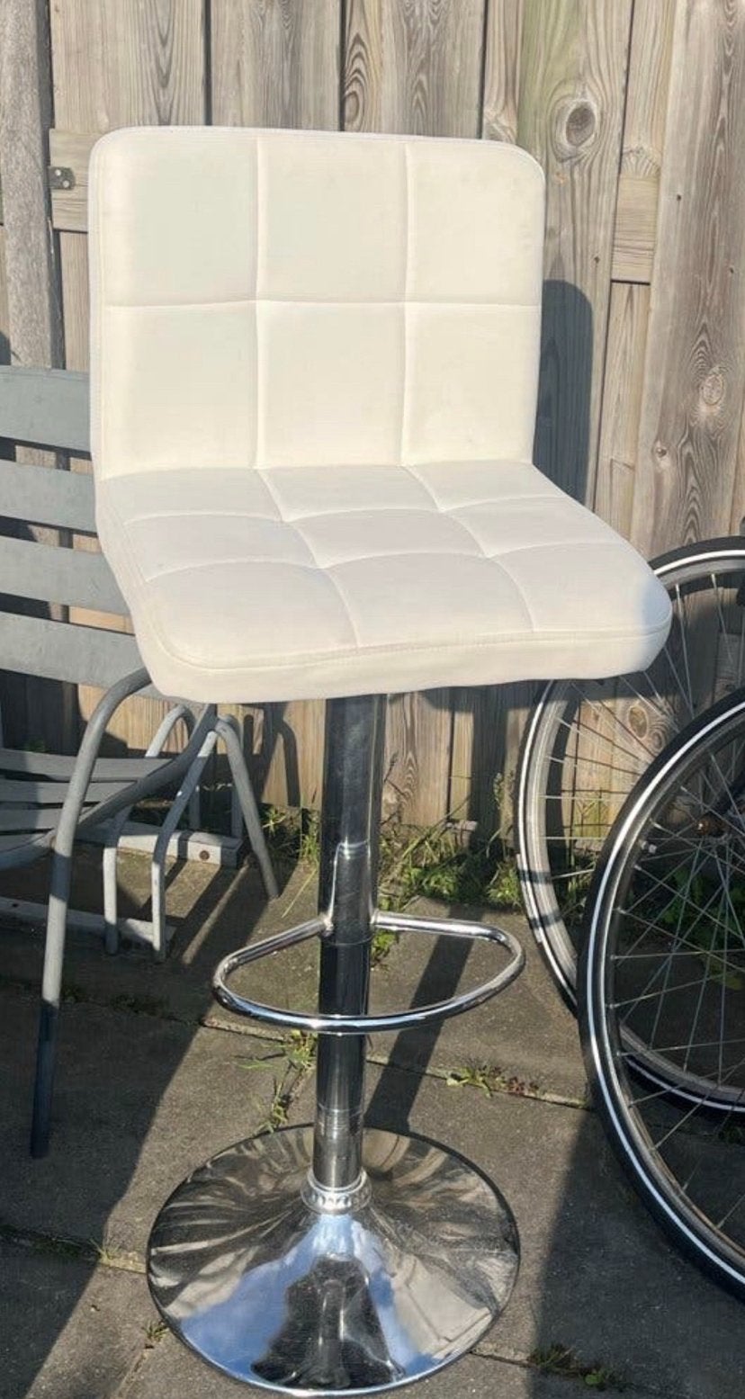 Witte barkruk, in hoogte verstelbaar, Ophalen, Kunststof, Gebruikt, In hoogte verstelbaar
