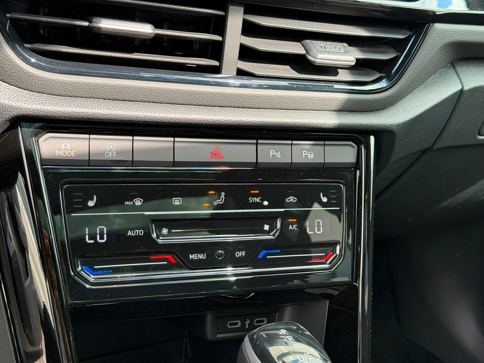 Foto 19 van Volkswagen T-ROC 1.5 TSI 3xR-Line Pano/IQ/Keyless/Camera/BTW