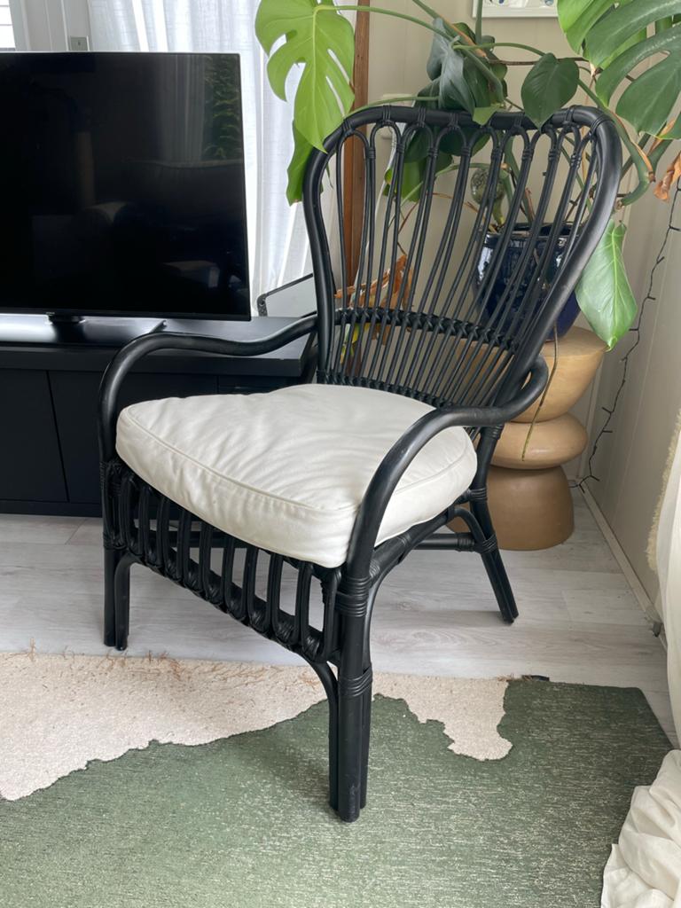 Zwarte rotan stoel met wit kussen van ikea, Huis en Inrichting, Ophalen, Gebruikt, Zwart, Riet of Rotan