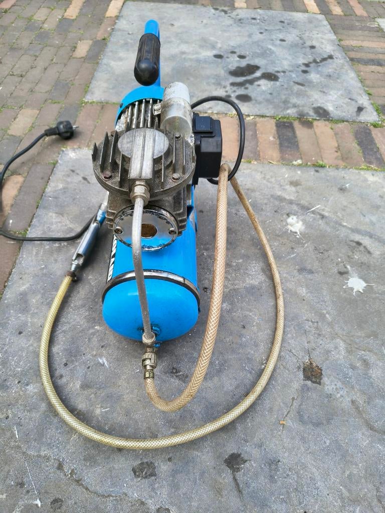 Compacte compressor - Bricolair, Gebruikt, 6 tot 10 bar, Ophalen of Verzenden, Minder dan 200 liter/min