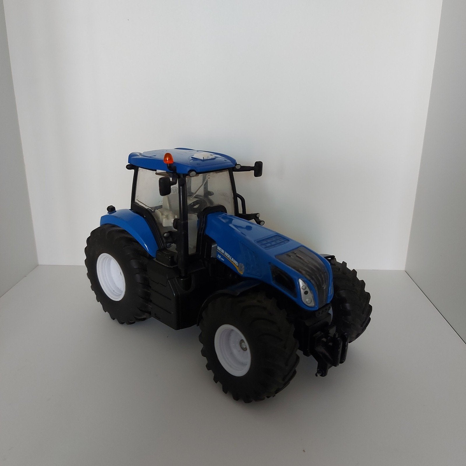 New Holland T8.390 model 1:32, Hobby en Vrije tijd, Modelauto's | 1:32, Ophalen of Verzenden, Zo goed als nieuw, Tractor of Landbouw
