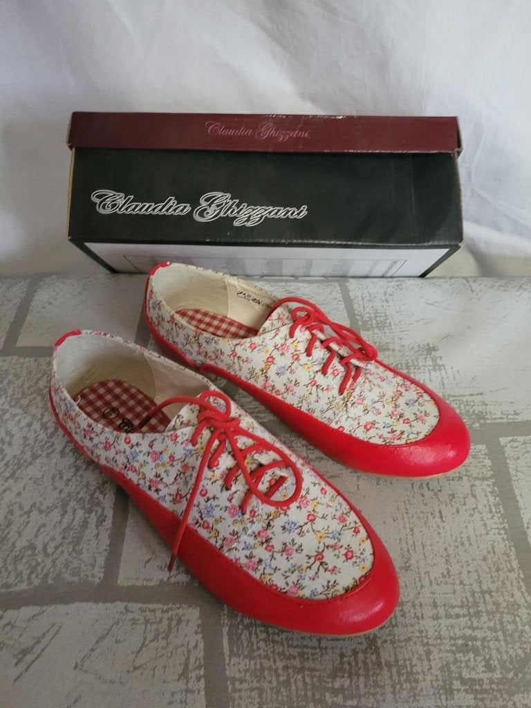 NIEUWE rode schoenen met bloemetjes. Mt 37. Claudia Ghizzani, ., Nieuw, Ophalen of Verzenden, Sneakers of Gympen