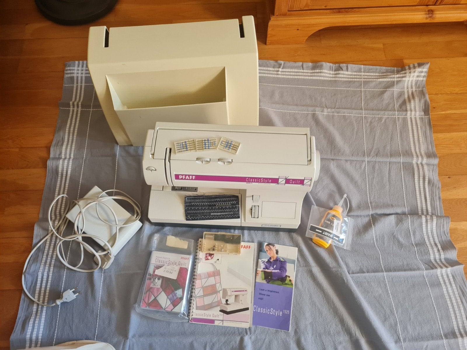Pfaff ClassicStyle Quilt 1527 Naaimachine met accessoires, Verzenden, Gebruikt, Naaimachine, Pfaff