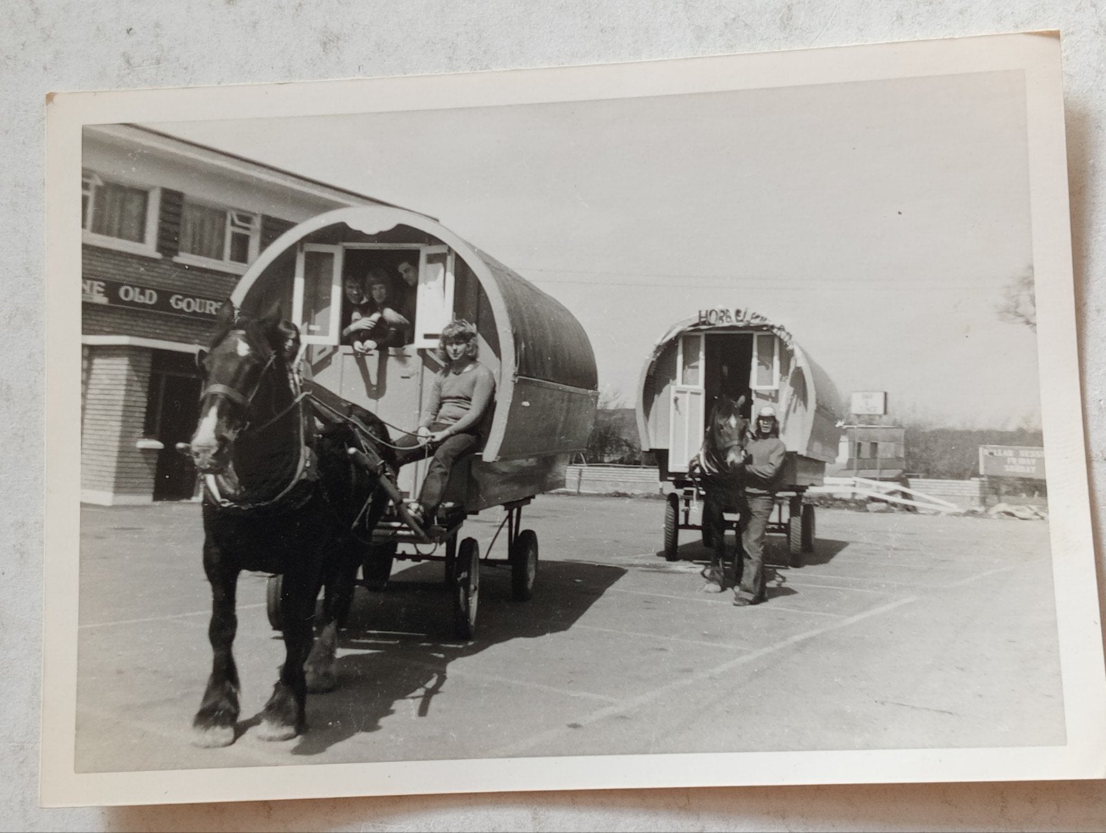 Foto met woonwagens en paarden jaren 60-70, Verzamelen, Ophalen of Verzenden, 1960 tot 1980, Gebruikt, Overige onderwerpen