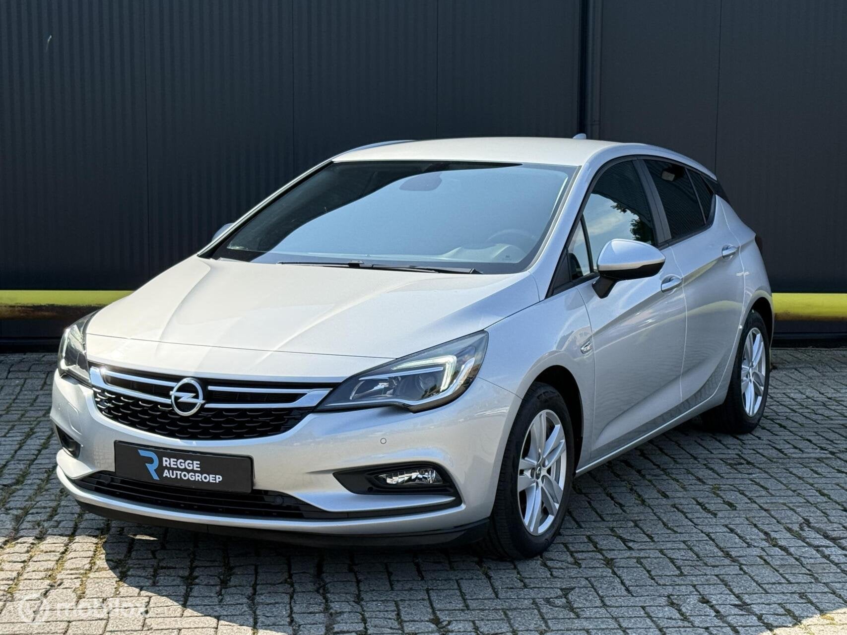 Opel Astra 1.0 Innovation AUTOMAAT | NAVI | PDC | TREKHAAK, Gebruikt, 610 kg, 23 km/l, Bedrijf