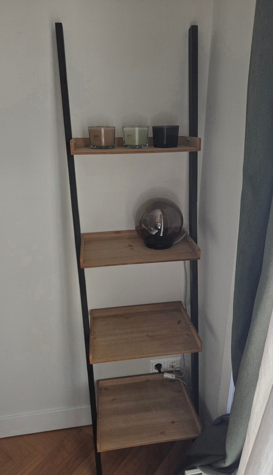 Modern ladder rack with wooden shelves, Huis en Inrichting, Ophalen, Zo goed als nieuw