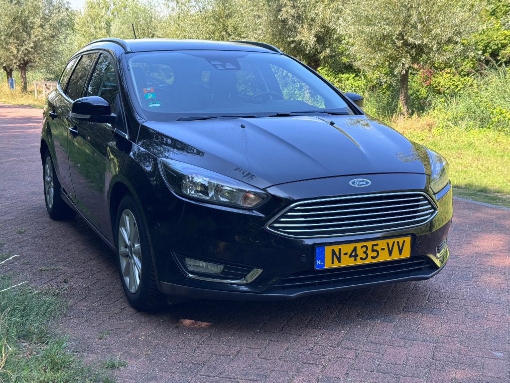 Ford Focus Wagon 1.0 Titanium - 125pk - 2016 (Jonge motor!), Auto's, 125 pk, Leder en Stof, Zwart, Navigatiesysteem