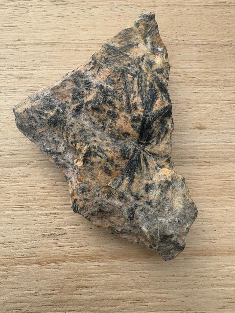 Toermalijn in Graniet - Ruw Mineraal Stuk, Ophalen of Verzenden, Mineraal