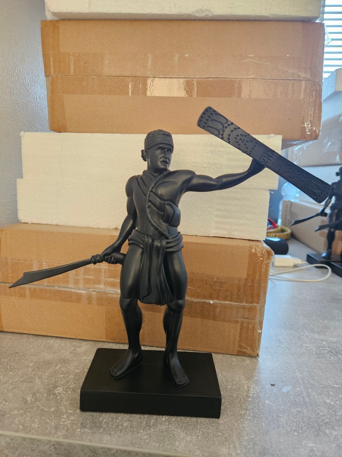 Alifuru Cakalele Beeldjes zwart 22cm h €50 inclusief verzend, Antiek en Kunst, Kunst | Beelden en Houtsnijwerken, Ophalen of Verzenden