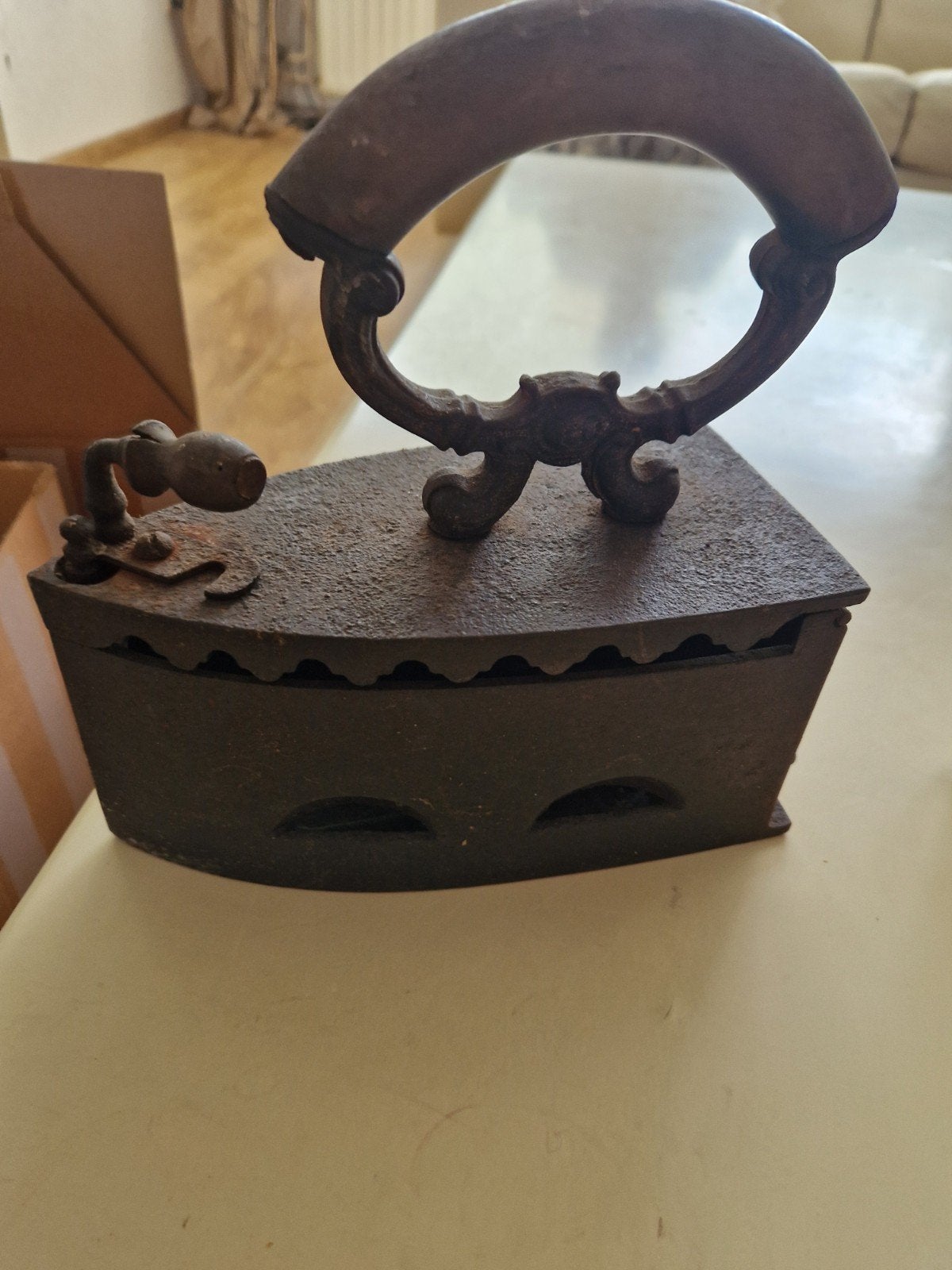 Antiek Strijkijzer voor Kooltjes - Zwaar en Decoratief, Antiek en Kunst, Ophalen of Verzenden