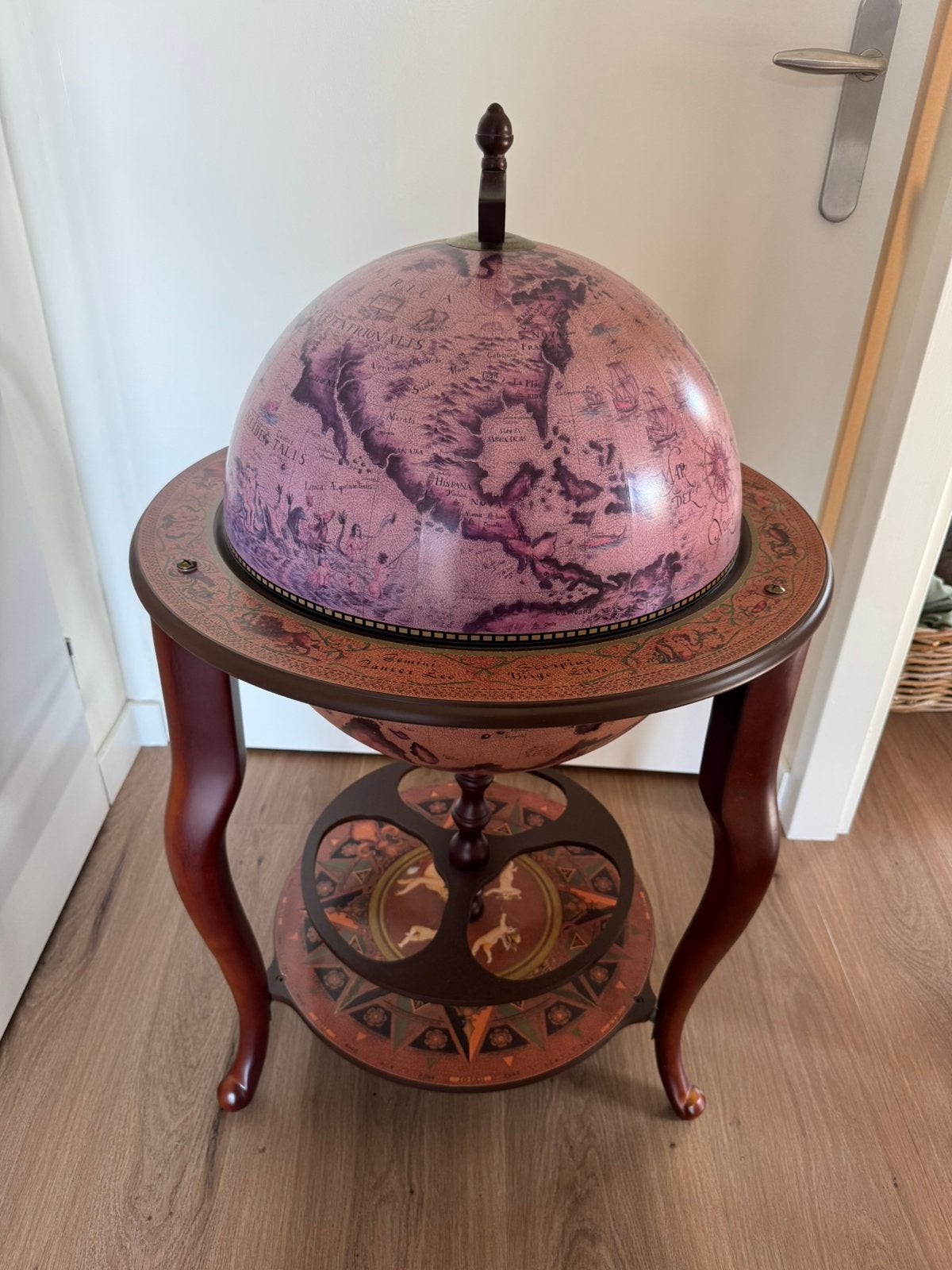 Klassieke Barglobe / Wereldbol Bar – Stijlvolle Roze/Paarse, Ophalen, Zo goed als nieuw