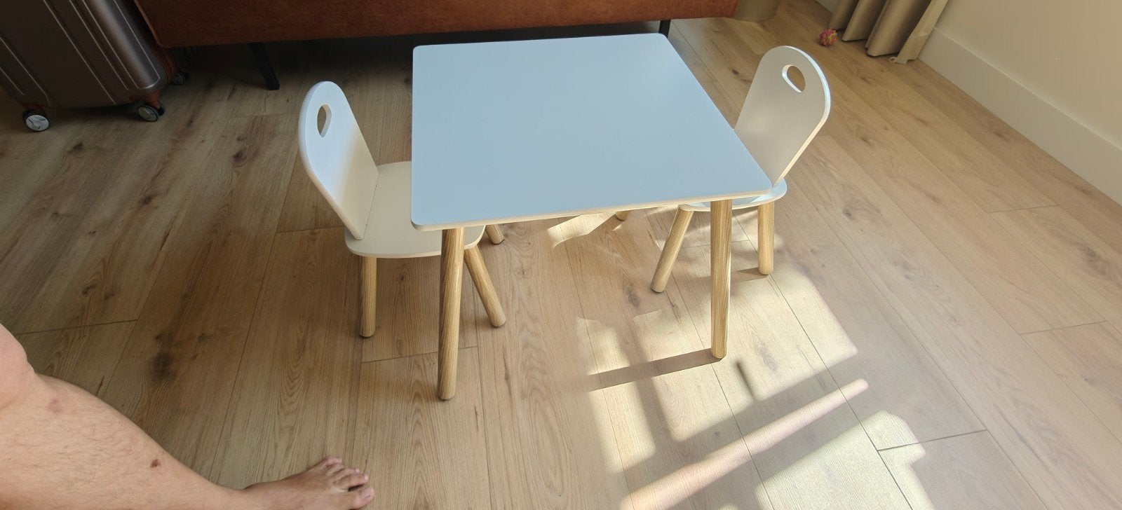 Kinder tafel met 2 stoelen en boekenrek - Schiedam, Kinderen en Baby's, Ophalen of Verzenden, Zo goed als nieuw, Tafel(s) en Stoel(en)