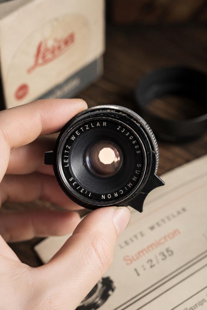 Leica Summicron-M 35mm f/2 (V2, 1969) – met 13585H zonnekap, Ophalen of Verzenden, Gebruikt, Standaardlens